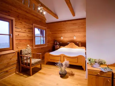 Schlafzimmer mit Doppelbett