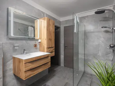 Badezimmer mit Dusche