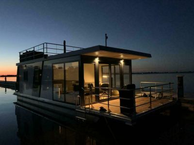 Hausboot bei Nacht