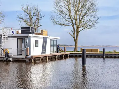Kleines Wohnboot