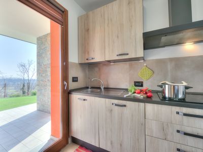 Vollständig ausgestattete Küche mit Zugang zur Terrasse