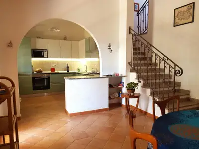 Wohnzimmer mit Zugang in die Küche