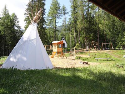 Spielplatz mit Indianerzelt