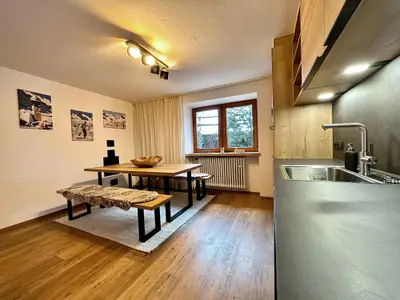 kitchen_with_table