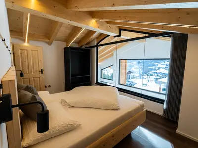 Zirben-Schlafzimmer mit Ausblick