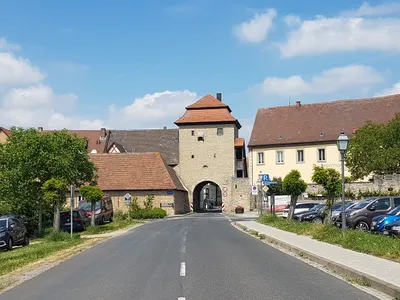 Einfahrt nach Sommerach, Schwarzacher Tor