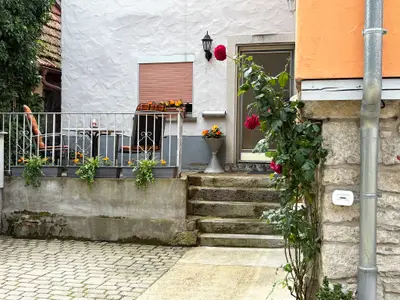 Parkplatz mit Treppenaufgang