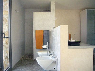 Bad/Dusche. offenes Badezimmer neben dem Schlafbereich