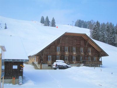 Ferienhaus Flüehüttenboden in Winter. Direkt an der Skipiste.