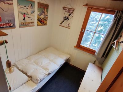 Das kuschelige Kinderzimmer mit Kommode und einem 90 x 190 cm Bett.