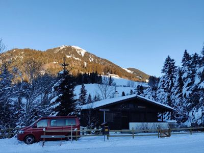 Das Chalet "Basler Dybli" von aussen. Es hat einen Parkplatz, wo 2 Autos hintereinander platz haben.