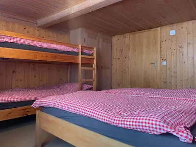 1 von 4 einfachen Schlafzimmern. 