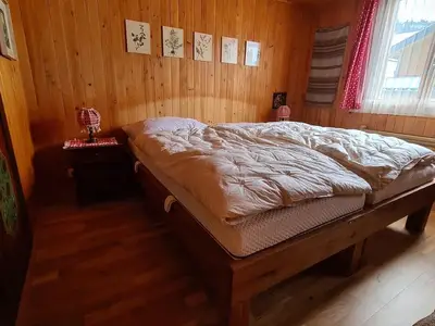 Schlafzimmer mit Doppelbett