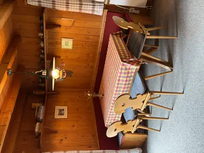 Wohnzimmer mit Esstisch und Zusatzbett (5. Bett)