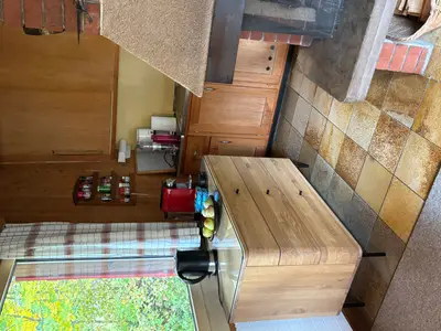 Cheminee teilt Wohnraum von der Küche ab