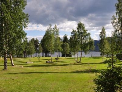 Blick über das Grundstück, unten der Fluss