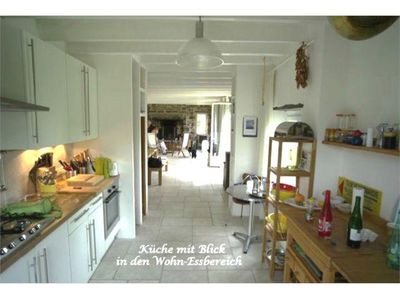 Kochbereich. Küche mit Blick in Dining- Livingroom