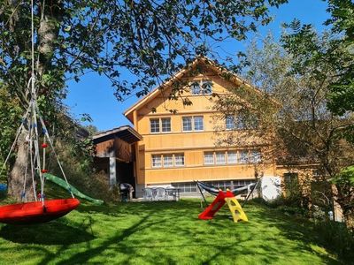 Spielwiese mit 2 Rutschen, Schaukel und Sandkasten stehen bereit.