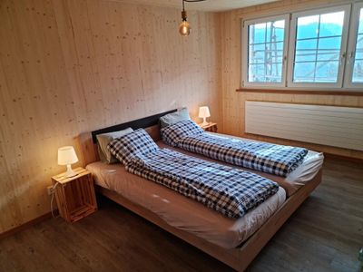 Elternschlafzimmer im ersten Stock, Bild ohne Babybeistellbett