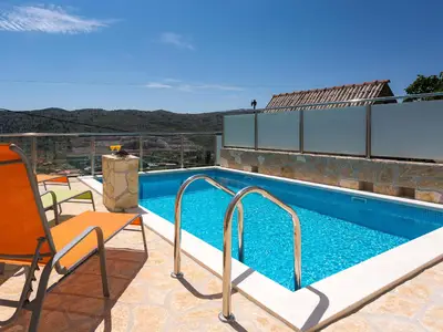 Der Blick von der Terrasse - ein Wohlfühlbereich zum Sonnetanken und Baden