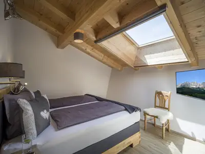 New Mountain Schlafzimmer mit Fernseher