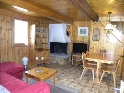 Wohnzimmer mit offener Küche