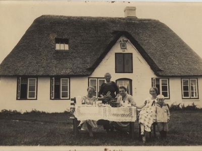 Kate mit Gästen in den 20er Jahren