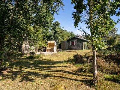 Strandkorb und Gartenhäuschen