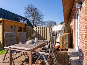 Terrasse mit Strandkorb und Gartenhaus