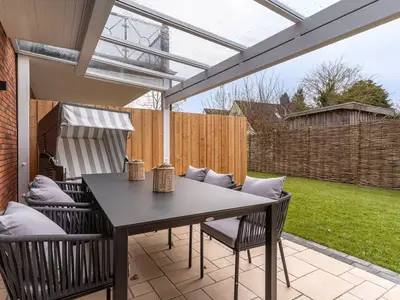 möb. Terrasse mit Strandkorb