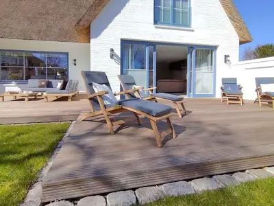 Liegestühle und Terrasse