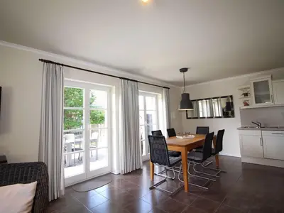 Essbereich mit Zugang zur Terrasse