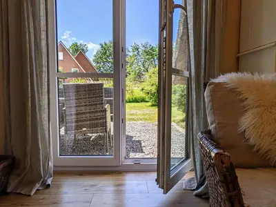 Wohnbereich mit Zugang zur Terrasse