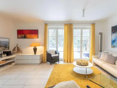 Wohnbereich mit TV und Zugang zur Terrasse