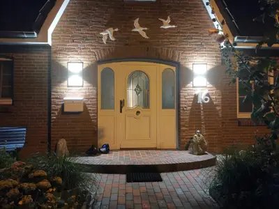 Haustür bei Nacht