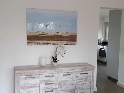 Wohnzimmer mit Durchgang zur Küche