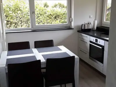 Küche mit Esstisch