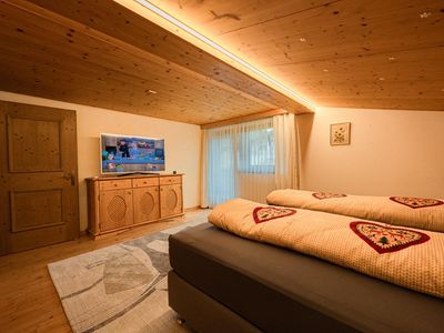 Schlafzimmer mit Doppelbett und Flat-Sat-TV