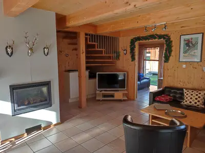 Wohnbereich mit Kamin, TV und Ledercouch