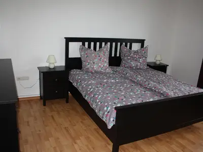 Schlafzimmer mit Doppelbett
