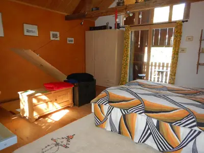 2-Bett Schlafzimmer mit Balkon