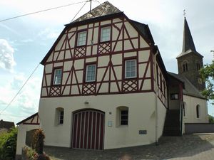 Kirche u. Backhaus im Ort