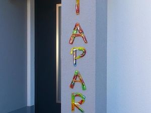 Schriftzug Art Apart am Haus