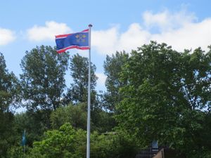 Flagge von SPO am Grundstück