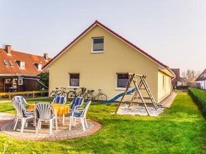 2 große Terrassen Spielplatz und Fahrräder