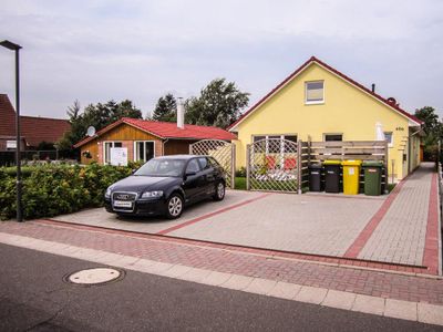 Zugang zum Haus mit ebenerdigen Parkplätzen