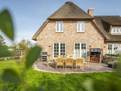 Terrasse mit Gartenmöbeln