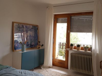 Schlafzimmer mit Ausgang zum Balkon