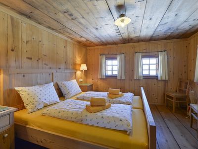 Schlafzimmer mit Doppelbett