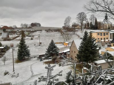 Blick zu Kirche im Winter